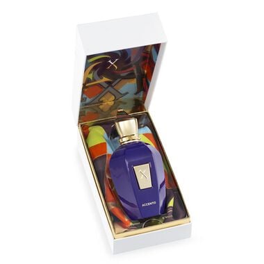 faces p اكتشفي الأناقة الآسرة لعطر زيرجوف أكسنتو أو دو بارفان، وهو عطر فاخر للجنسين يجمع بين الانتعاش الفاكهي والنفحات الزهرية والخشبية الراقية  يستهل العطر تركيبته بمزيج حيوي من الأناناس والحمضيات، ليمنح انطباعًا أوليًا منعشًا ومفعمًا بالحيوية  وفي قلبه، يضفي الياسمين الرقيق والسوسن طابعًا زهريًا راقيًا، تعززه لمسة من الفلفل الوردي تمنح العطر دفئًا خفيفًا ونفحة من التوابل  ثم تستقر الرائحة على قاعدة غنية وحسية من الباتشولي والمسك والكهرمان والفانيليا، تاركةً أثرًا عطريًا ناعمًا يدوم طويلًا  بأناقته اللافتة وطابعه المميز وجاذبيته الطبيعية، يُعد أكسنتو خيارًا استثنائيًا لعشاق العطور الراقية التي تحقق تناغمًا متوازنًا بين الانتعاش والحلاوة والعمق الحسي   p