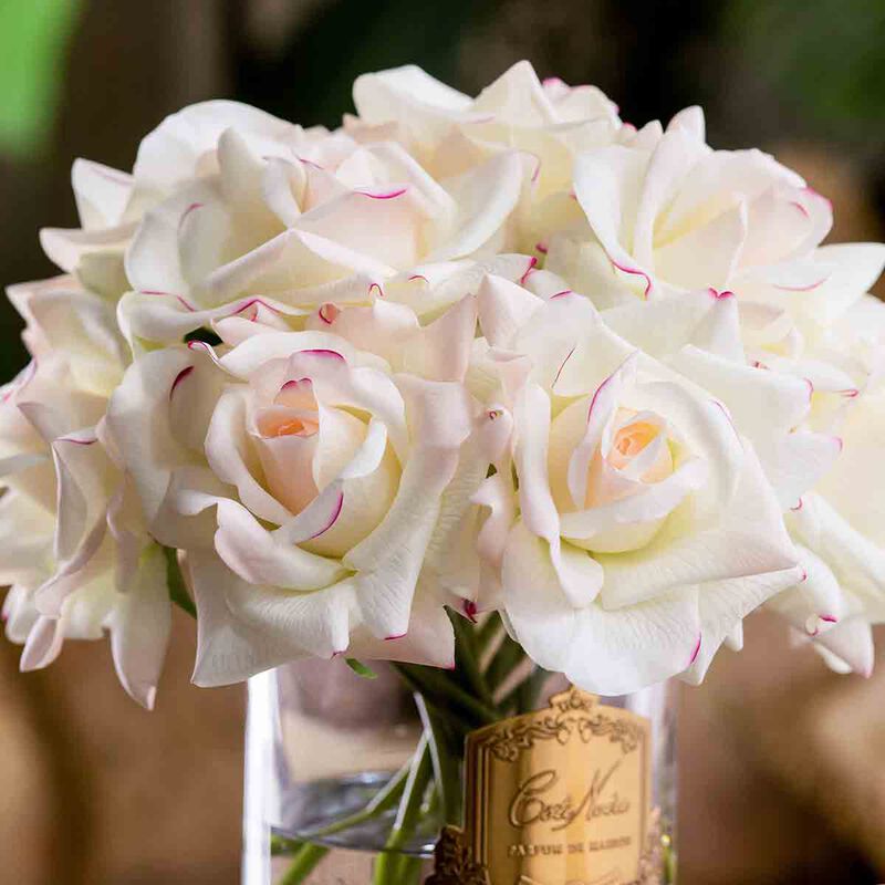 كوت نوار معطر جو باقات الورد الكبيرة بلش في صندوق وردي مع شارة ذهبية