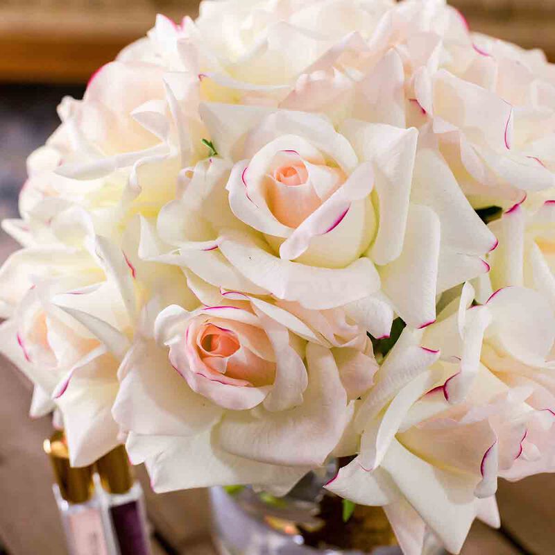 كوت نوار معطر جو باقات الورد الكبيرة بلش في صندوق وردي مع شارة ذهبية