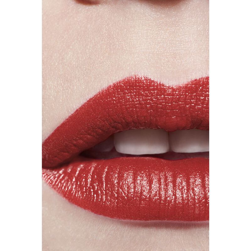 شانيل rouge allure l'extrait أحمر شفاه عالي الكثافة. تركيز من النضارة والعناية. قابل لإعادة التعبئة