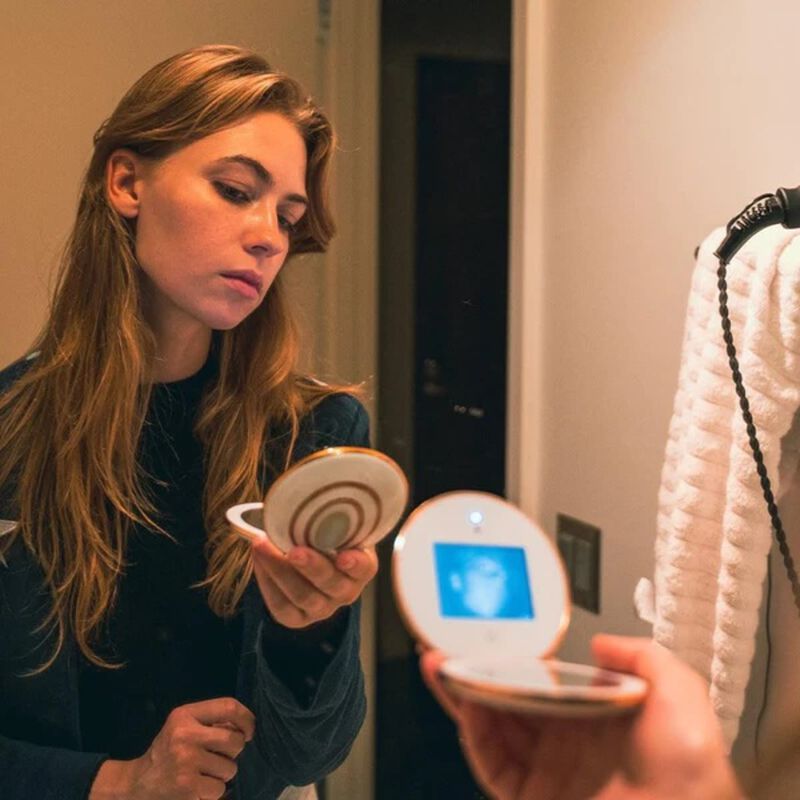l&l skin uv magic mirror that reveals sunscreen coverage