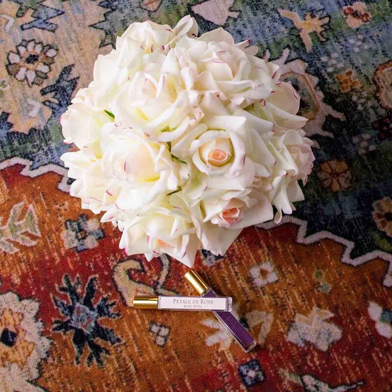 كوت نوار معطر جو باقات الورد الكبيرة بلش في صندوق وردي مع شارة ذهبية