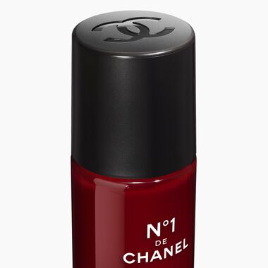 N°1 DE CHANEL REVITALIZING EYE SERUM يُنعم - يُصلح - يضفي وسعًا للعينين faces n 1 de chanel revitalizing eye serum يُنعم يُصلح يضفي وسعًا للعينين