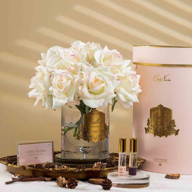 كوت نوار معطر جو باقات الورد الكبيرة بلش في صندوق وردي مع شارة ذهبية