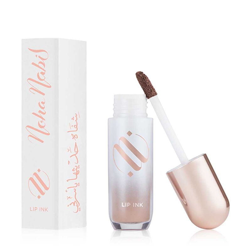 نهى نبيل أحمر الشفاه