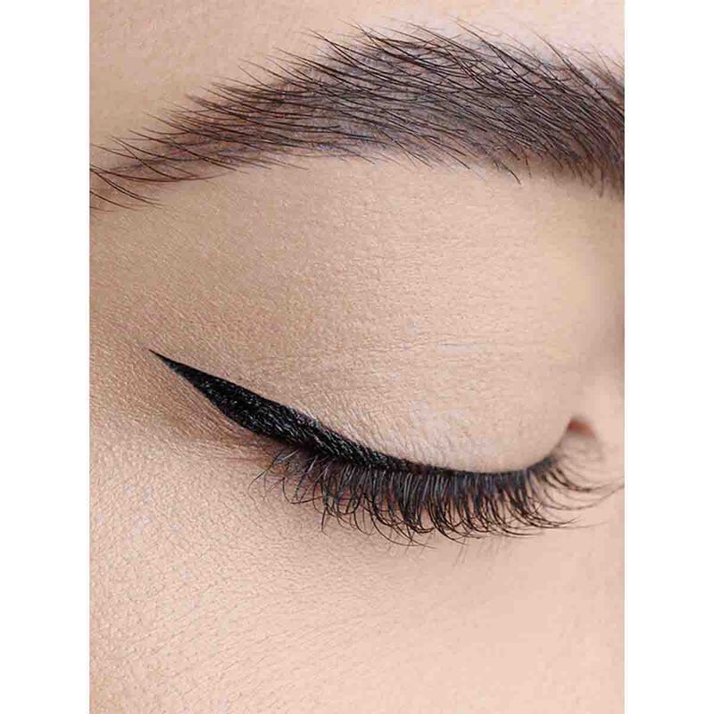 noha nabil winged eyeliner