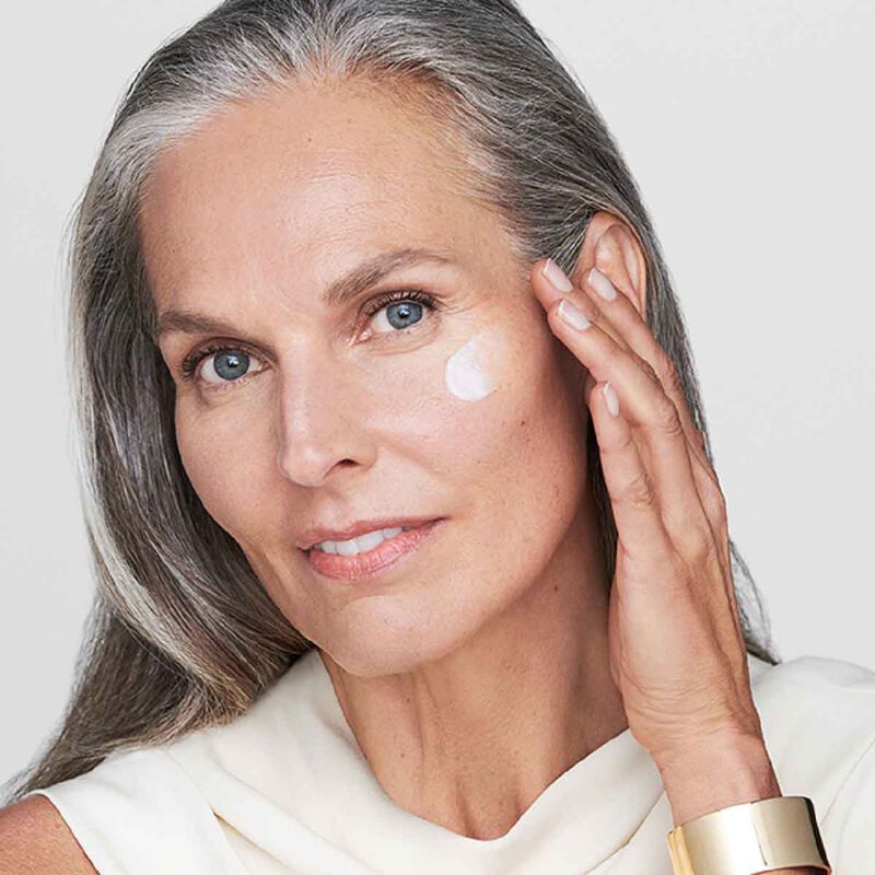 إستي لودر مستحضر الترطيب ريفايتالايزنج سوبريم+ برايت مويستشرايزر 15مل