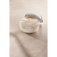 Lily Absolu Satin Moisturizing Body Cream faces lily absolu satin moisturizing body cream