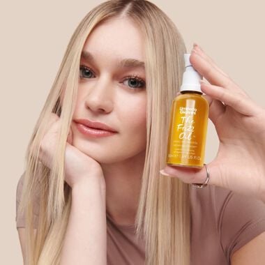 The Frizz Oil faces the frizz oil