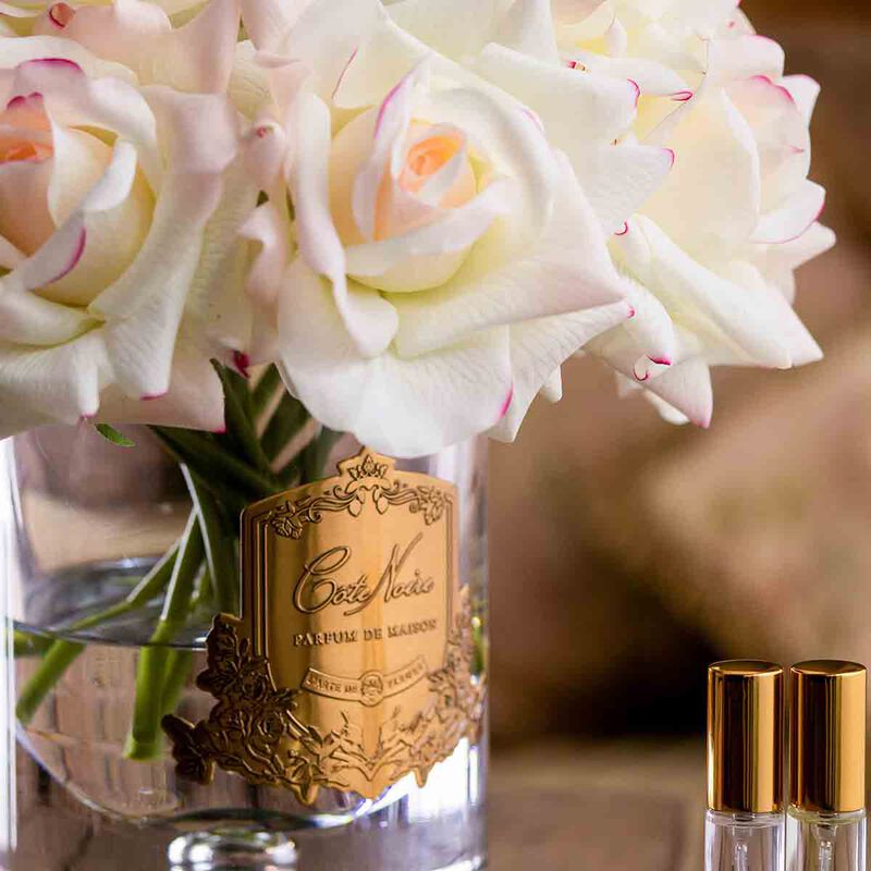 كوت نوار معطر جو باقات الورد الكبيرة بلش في صندوق وردي مع شارة ذهبية