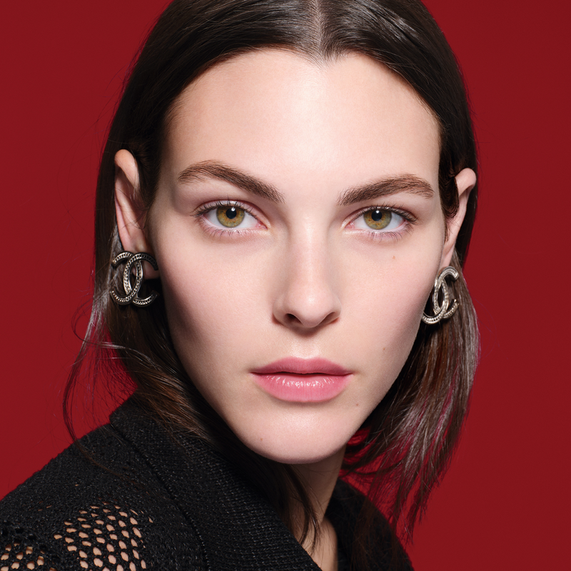 شانيل بخاخ سيروم n°1 دي شانيل رِد كاميليا