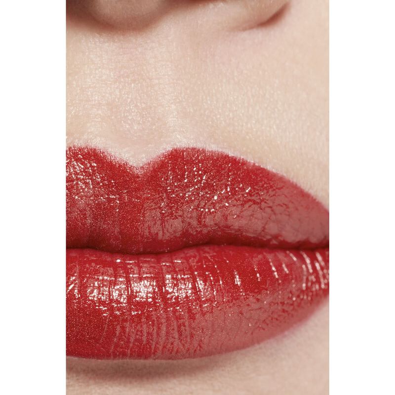 شانيل rouge allure l'extrait أحمر شفاه عالي الكثافة. تركيز من النضارة والعناية. قابل لإعادة التعبئة