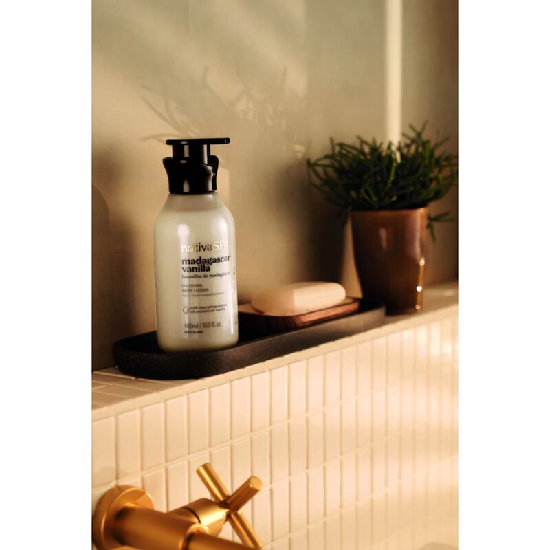أو بوتيكاريو لوشن الترطيب الفائق للجسم بالفانيليا مدغشقر من ناتيفا سبا