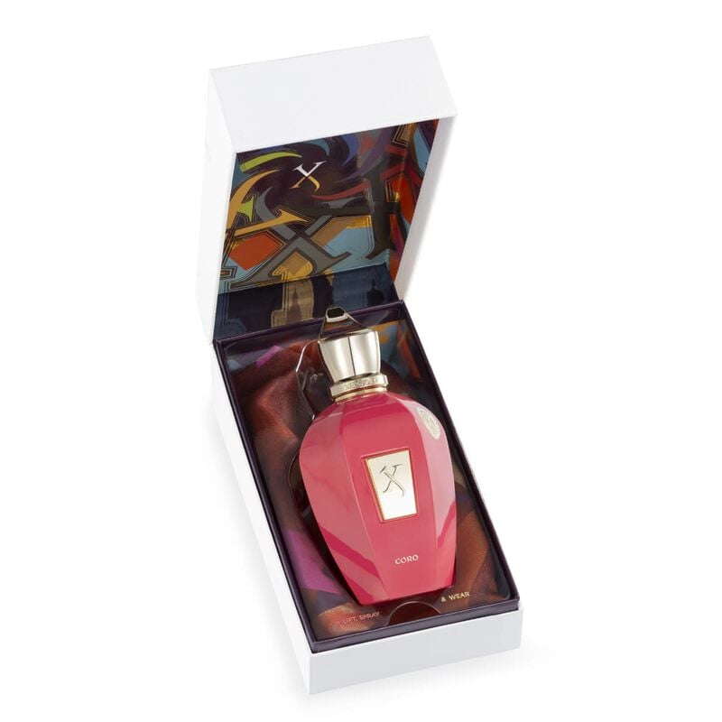زرجوف <p>عِش تجربة السحر النابض مع عطر زيرجوف كوريو أو دو بارفان، عطر فاخر للجنسين من توقيع دار العطور الإيطالية المرموقة زيرجوف. أُطلق عام 2025، ويجمع بين غنى الفواكه الاستوائية ورقة النفحات الزهرية والخشبية، ليقدّم مزيجًا آسرًا يناسب مختلف الأذواق والمناسبات.</p>
<p>ينتمي كوريو إلى العائلة العطرية الزهرية الفاكهية، ويفتتح بنفحات منعشة من الفواكه الاستوائية، تمهّد الطريق لقلب غني بالمانجو الحلو والأناناس الناضج، يتناغمان مع رقة الياسمين الرومانسي. ومع تطوّر العطر، يستقر على قاعدة دافئة وجذابة من الكهرمان والفانيليا الكريمية والمسك الحسي وخشب الصندل الناعم.</p>
<p>والنتيجة عطر متوازن يجمع بين الانتعاش والدفء، ليمنحك تجربة عطرية مريحة وأنيقة في آنٍ واحد.</p>