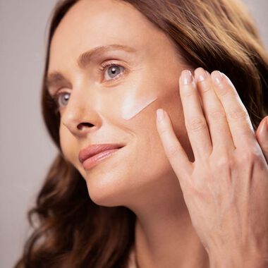 Sisleya L'Intégral Anti-Age Radiance Anti-Dark Spot Serum faces sisleya l int gral anti age radiance anti dark spot serum