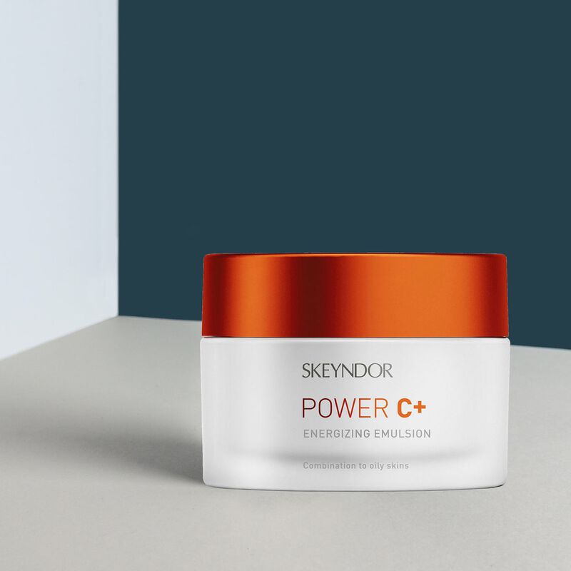 سكايندور باور سي إميولجن مفعّم بالطاقة الجديد للبشرة المختلطة إلى الدهنية