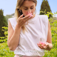 La Petite Robe Noire faces la petite robe noire