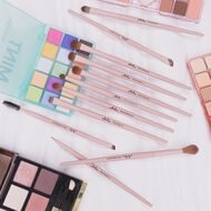 faces the signature eye set